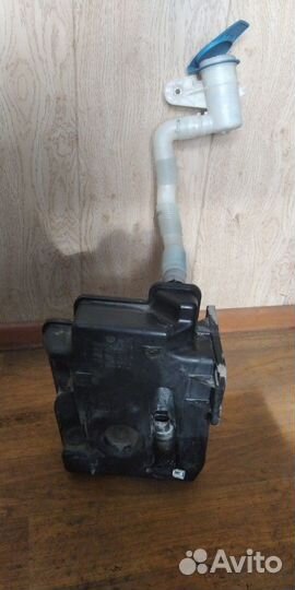 Бачок омывателя в сборе с моторчиком Skoda Yeti