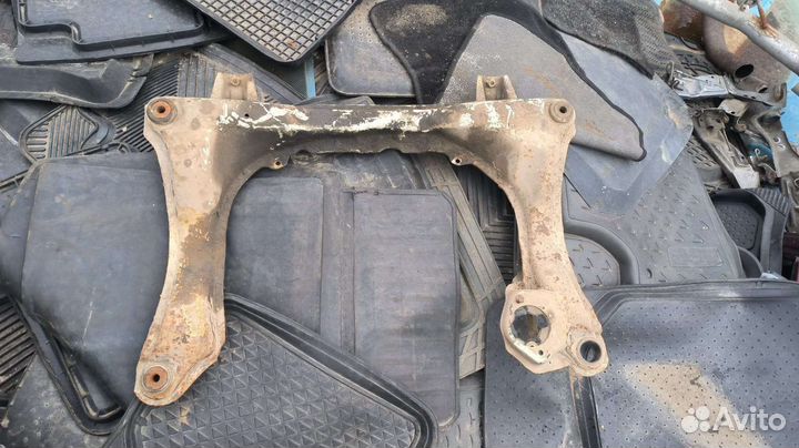 Подрамник Audi 80B4 с лапой под кпп