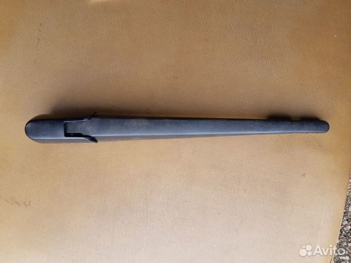 Поводок заднего стеклоочистителя