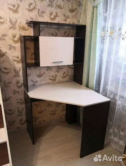 Угловой компьютерный стол со стеллажом