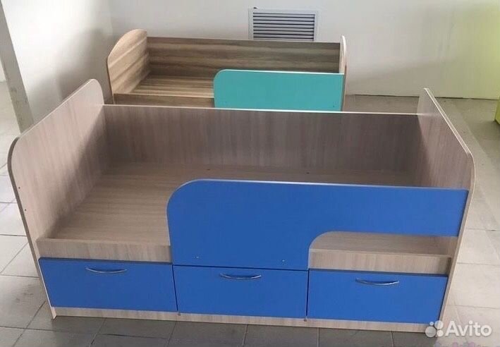 Детская кровать с бортиком и ящиками