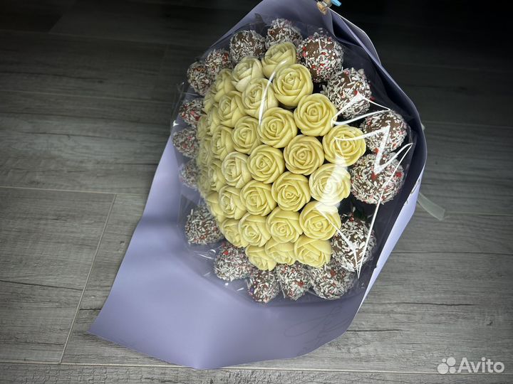 Съедобный букет из роз и клубники в шоколаде