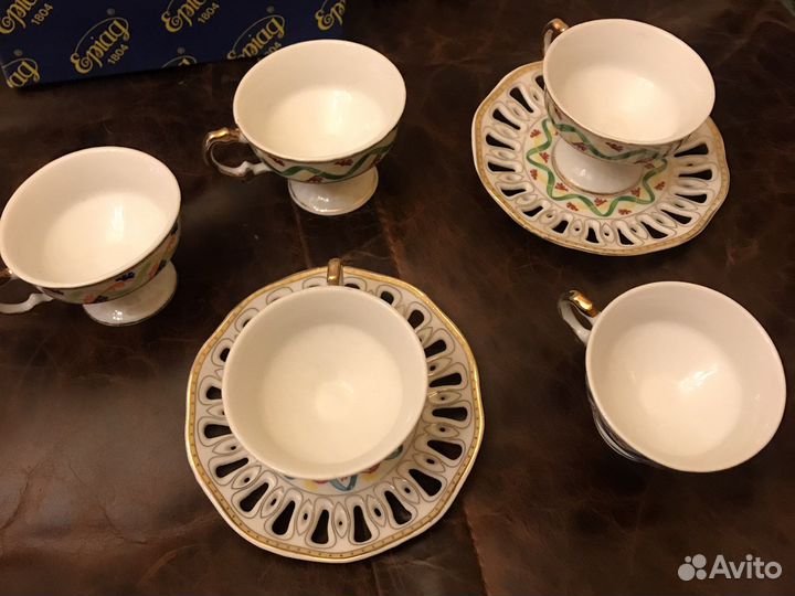 Новые чашки с блюдцами