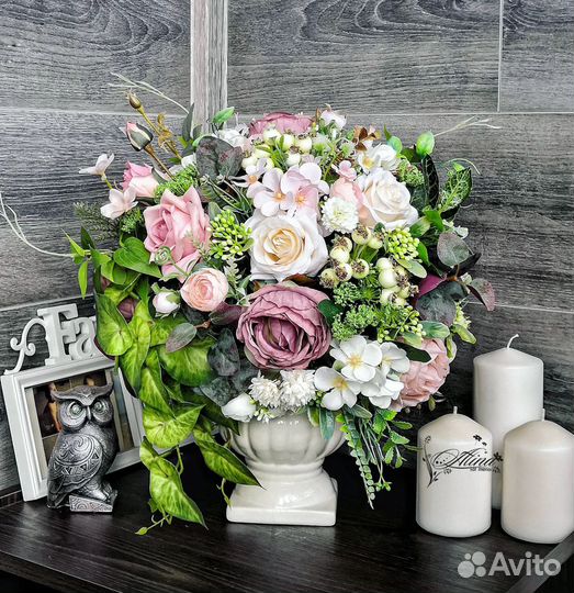 Композиции из искусственных и живых цветов