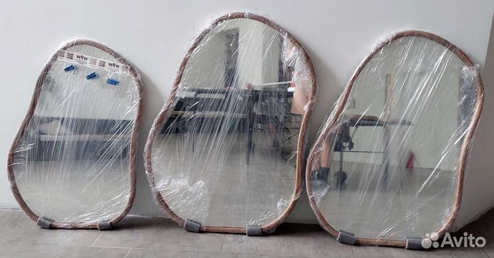 Зеркало настенное органической криволинейной формы