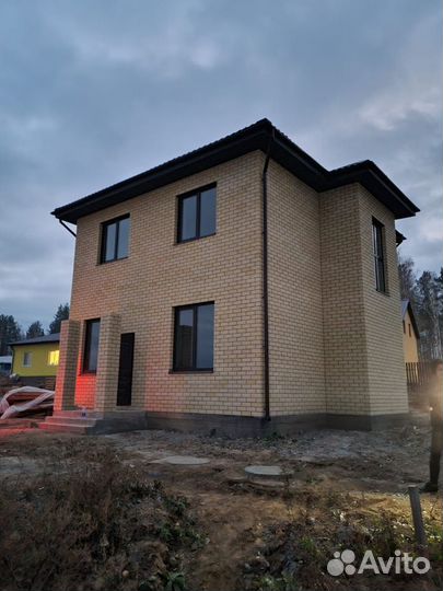 Кладка блока, каменщик, возведение стен