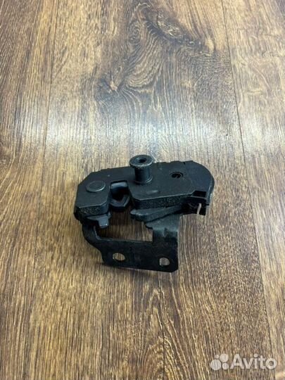 Замок багажника задний левый Volvo Xc90