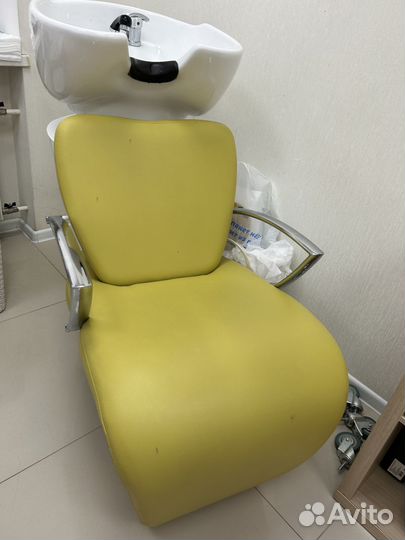 Два кресла и мойка парикмахерские