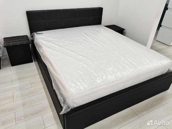 Кровать с матрасом