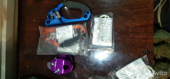 Зажим капля, каска для альп, страховочная привязь