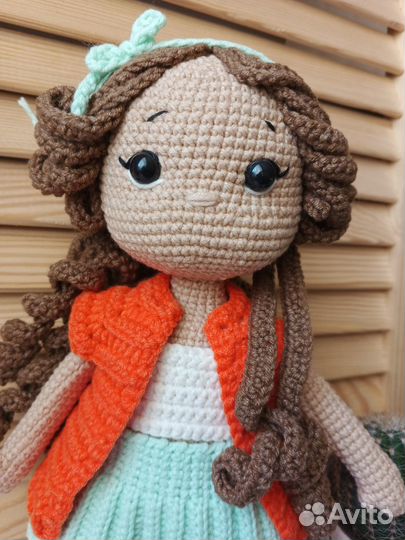 Вязаная кукла ручной работы