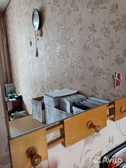 Зеркало с деревянными крючками