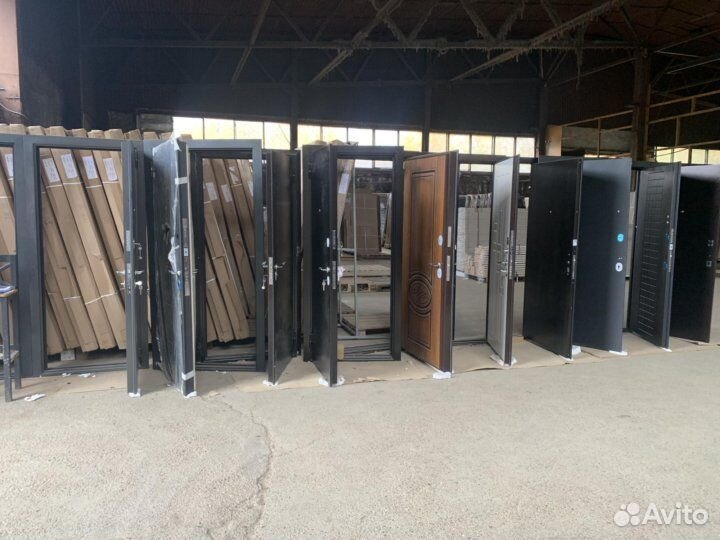 Дверь входная теплая с зеркалом металлическая