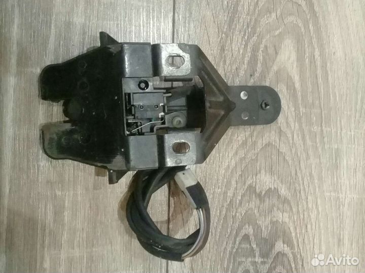 Бмв 7 е38. Защёлка багажника