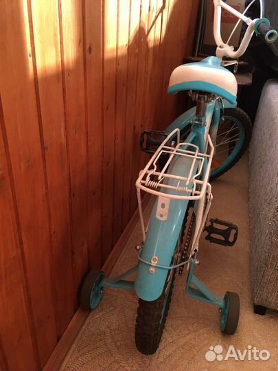 Детский велосипед с дополнительными колесами