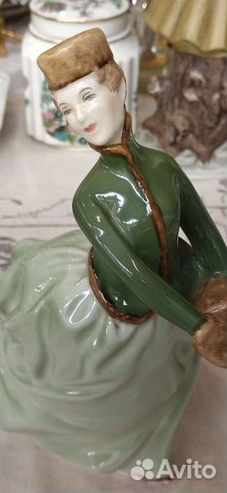 Фарфоровая статуэтка 