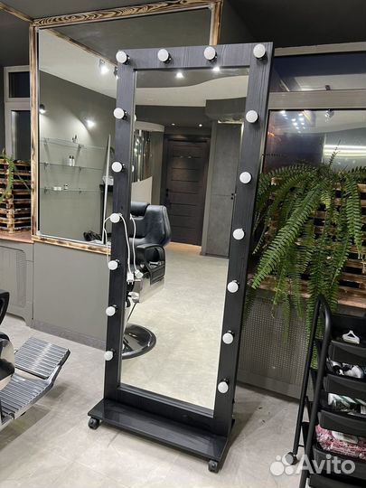 Гримерное зеркало с лампочками