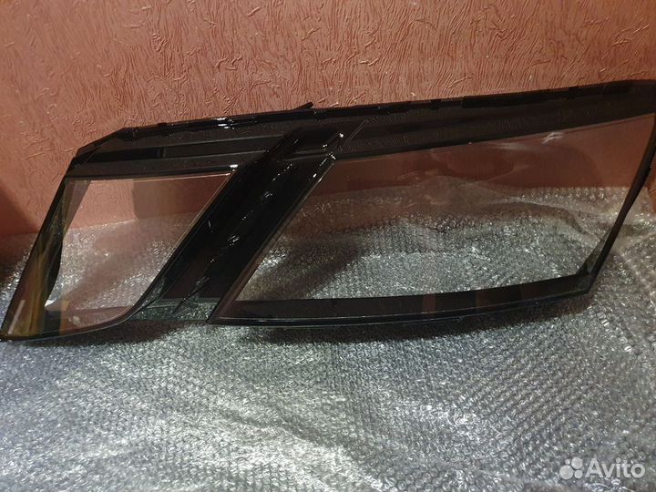 Стекло левой фары Шкода Октавия А7 (2017- 2020)