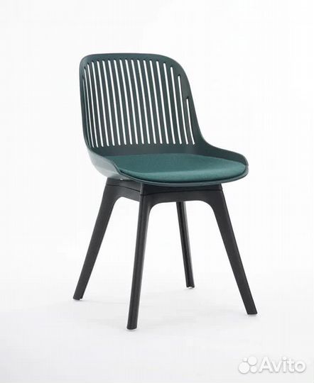 Стулья из литого пластика с подушкой