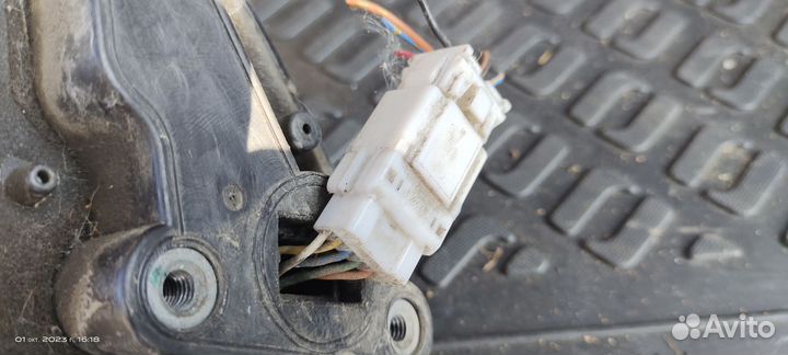 Продам зеркало на Mitsubishi Airtrek