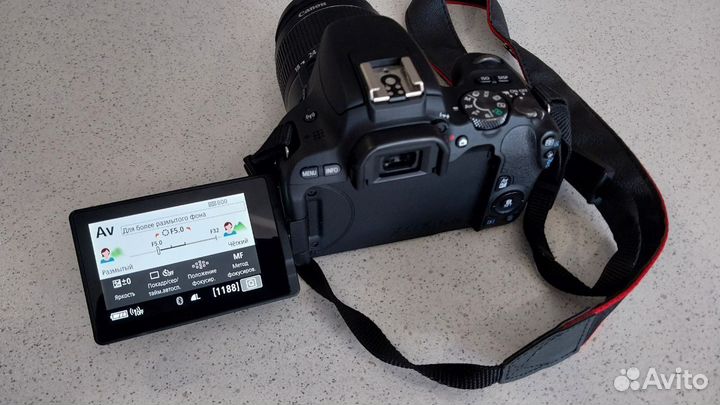 Зеркальный фотоаппарат canon 200D