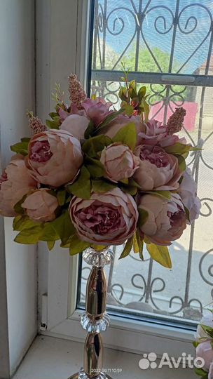 Цветы в вазе на ножке