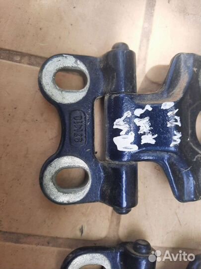 Петли передней левой двери на mercedes-benz