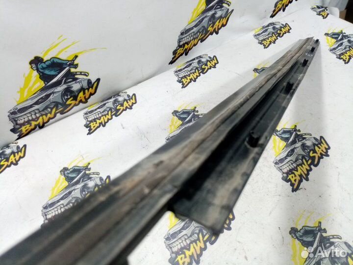 Уплотнитель стекла передний левый Audi 80 B4 ABK