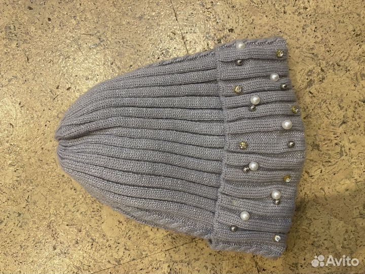 Шапки много