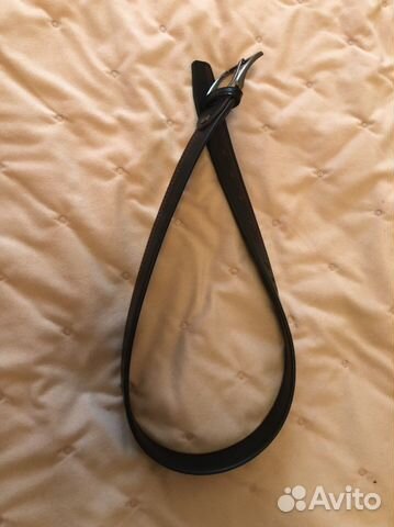 Ремень черный, кожаный, прошит красными нитками