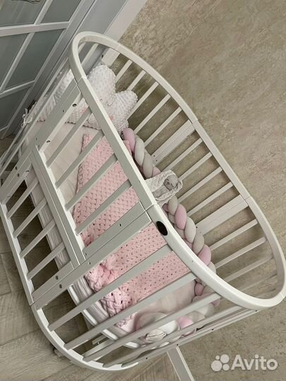 Детская кроватка с маятником белая