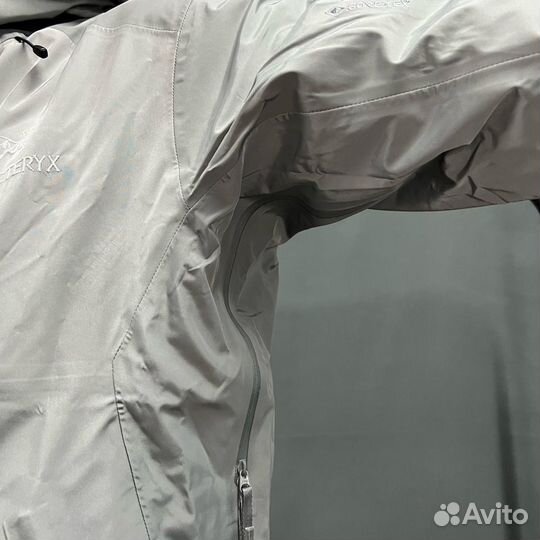 Серая ветровка Arcteryx Beta LT