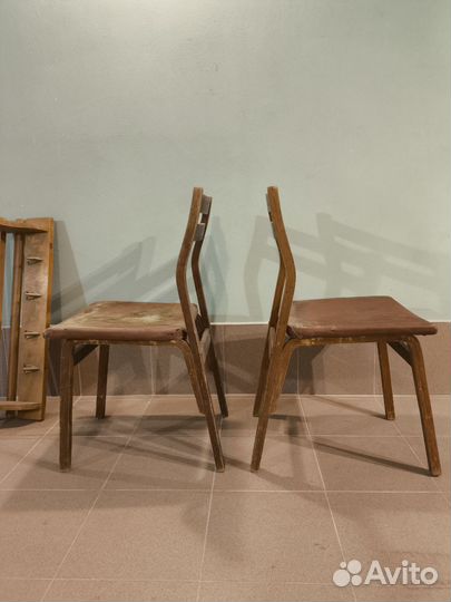 Два стула и вешалка для одежды