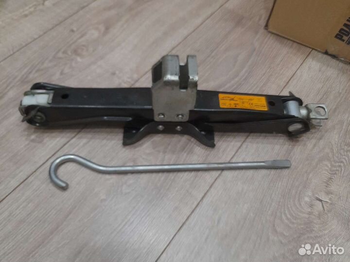 Домкрат механический винтовой