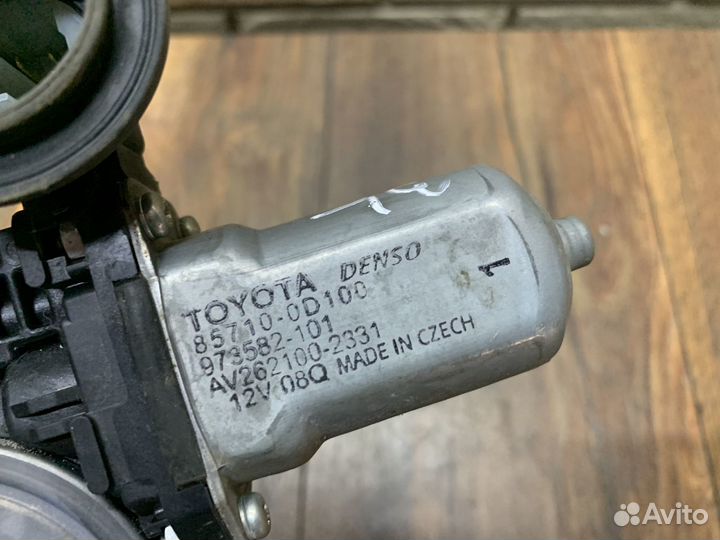Toyota Corolla E18 Моторчик стеклоподъемника LH RH