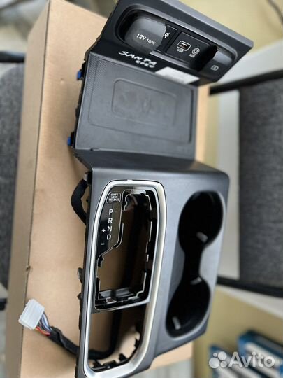 Консоль с беспроводной зарядкой Santa Fe TM