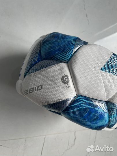 Профессиональный футбольный мяч molten