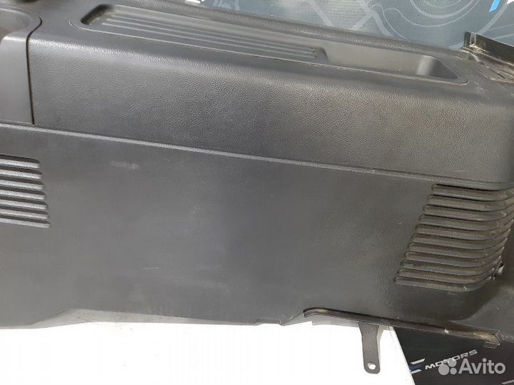 Обшивка багажника правая Lincoln Navigator U228