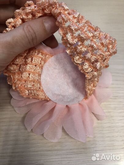 Повязка на голову с цветком персиковая