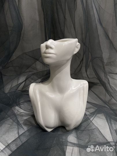 Ваза - бюст из гипса