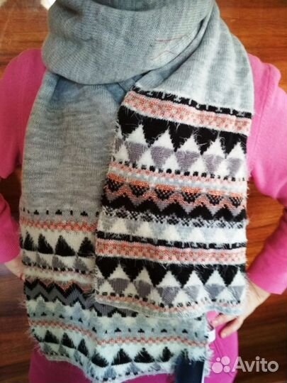 Шарф серого цвета с орнаментом