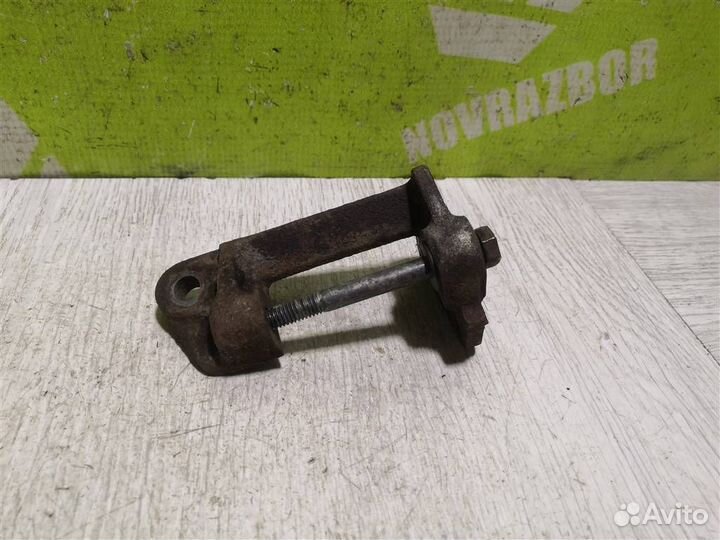 Кронштейн генератора Ауди 80 90 Б3