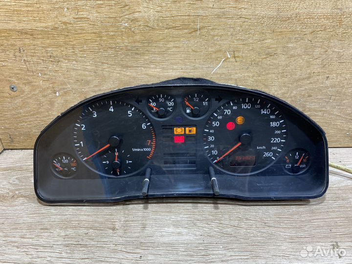 Панель приборов Audi A6 C5 бензин 1121274
