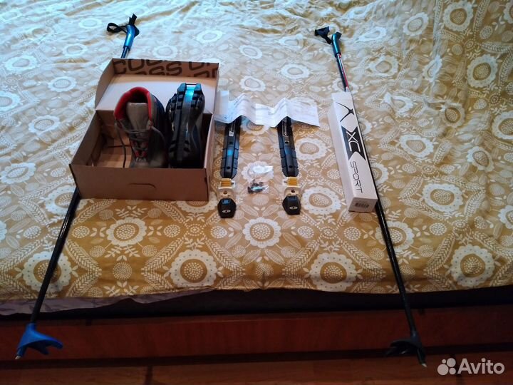 Лыжные ботинки, крепления к ним и палки