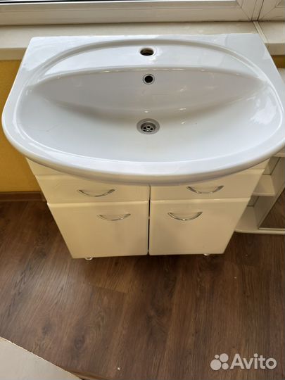 Тумба с раковиной для ванной и зеркало с полками