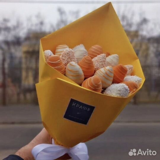 Букет с клубникой в апельсиновом шоколаде