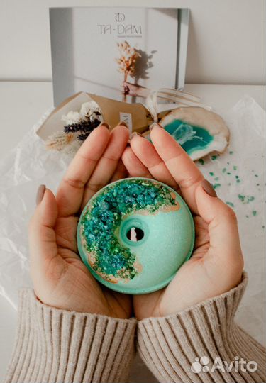 Бомбочка, подставка под украшения и букет