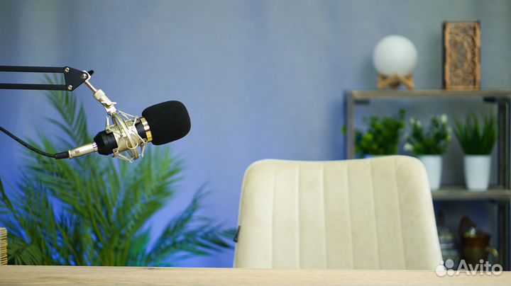 Видеостудия подкастов. Съемка интервью. Оператор