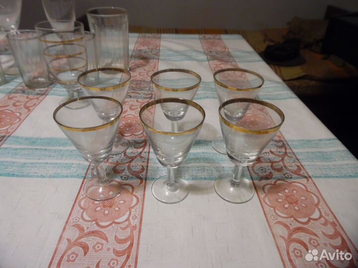 Стеклянные рюмки, фужеры, стаканы