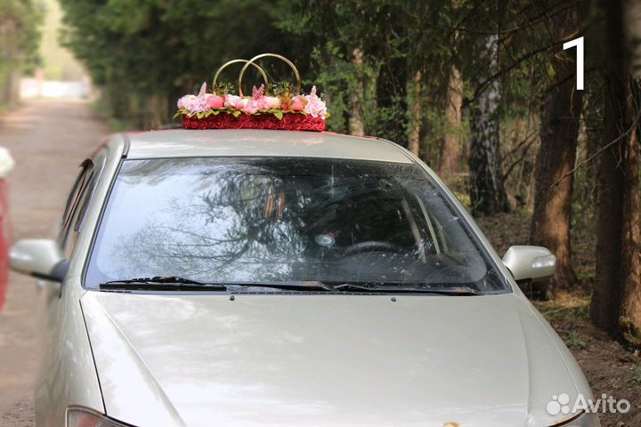 Красивое свадебное украшение на автомобиль